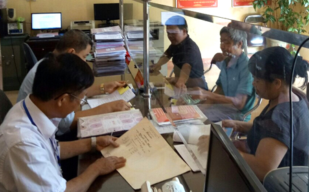 Cán bộ bộ phận một cửa xã Việt Thành tiếp nhận hồ sơ giải quyết TTHC của người dân.